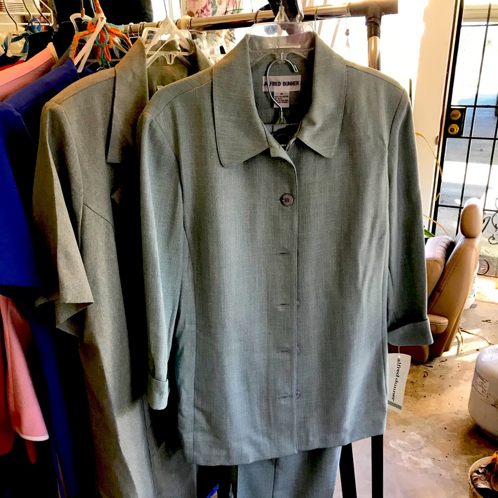 Pants suit